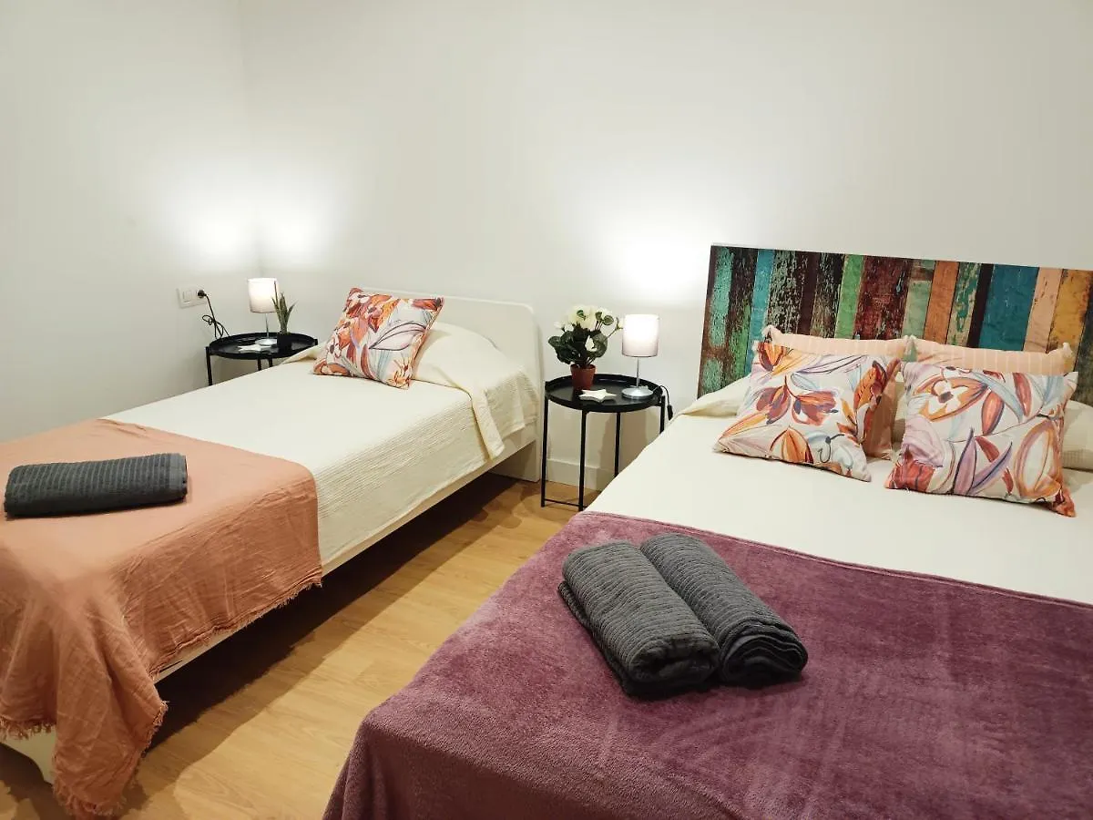By Universitat Rooms Barcelona 0*,
